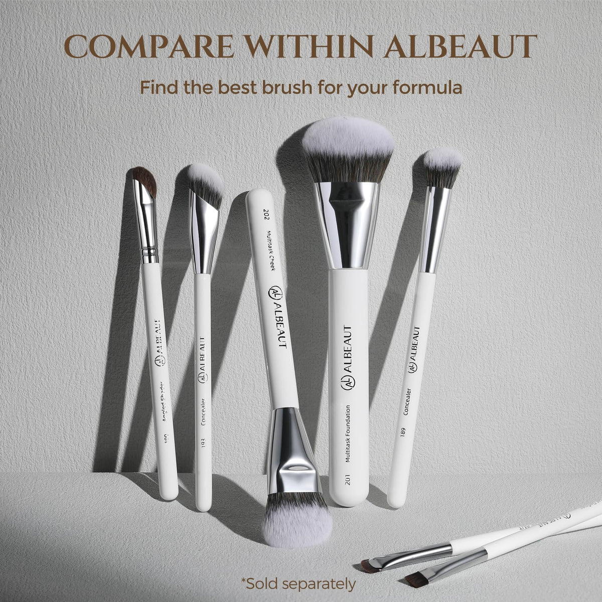 Pinceau à paupières angulé ALBEAUT posé sur une table de maquillage