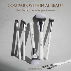 Pinceau à paupières angulé ALBEAUT posé sur une table de maquillage
