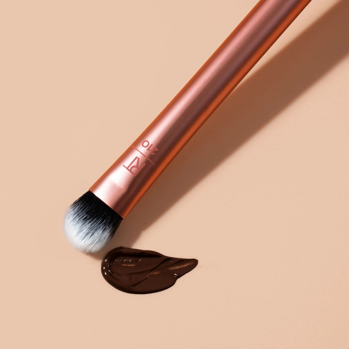 Pinceau Correcteur Expert Real Techniques sur un fond blanc