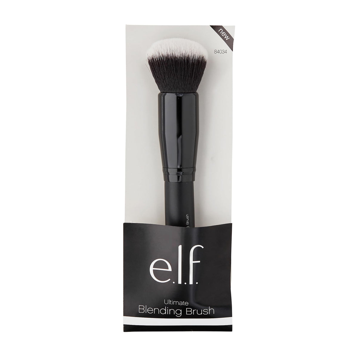 Pinceau e.l.f. sur une table avec d'autres produits de maquillage
