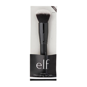 Pinceau e.l.f. sur une table avec d'autres produits de maquillage