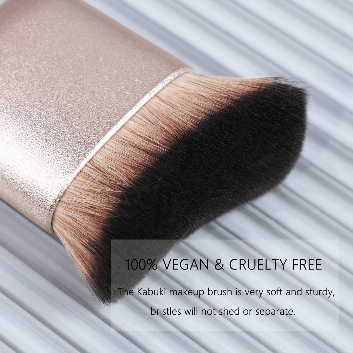 Pinceau GOERTI en utilisation sur la jambe pour application de bronzer