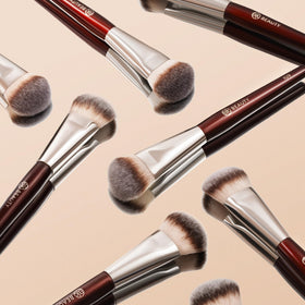 Pinceau Mini Contour 109 BK BEAUTY avec d'autres accessoires de maquillage