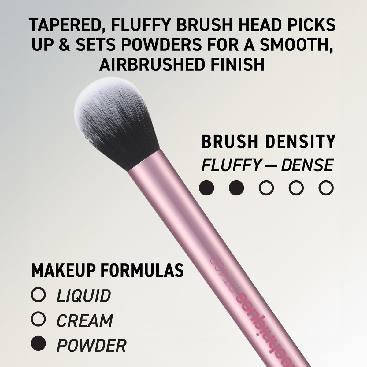 Pinceau RT200 Expert Face Brush de Real Techniques en utilisation