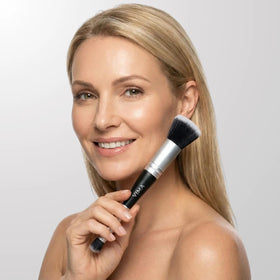 Pinceau Vima avec fond de teint à côté pour un look harmonieux