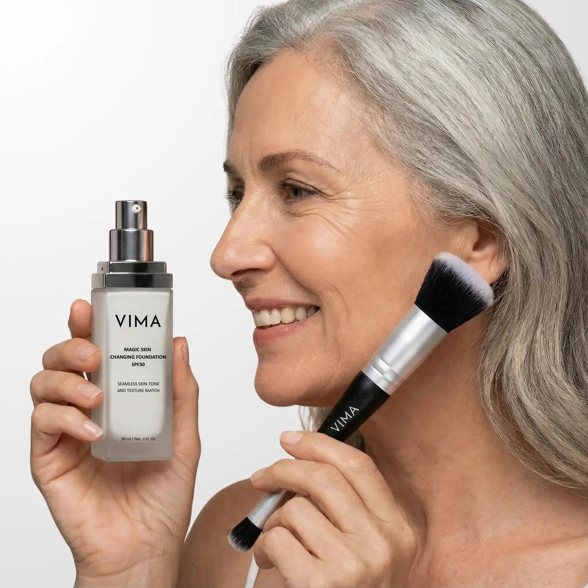 Pinceau Vima sur une table avec des produits de maquillage