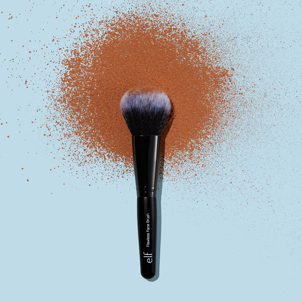 Pinceau visage Flawless d'e.l.f. en utilisation avec blush et bronzer