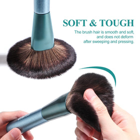 Pinceaux de maquillage BS-MALL sur un fond neutre