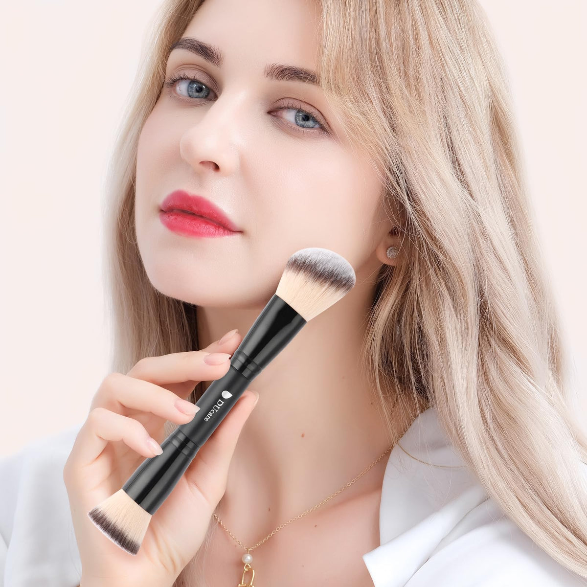 Pinceaux de maquillage DUcare dans une boîte noire élégante