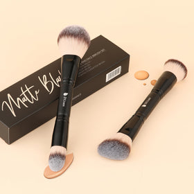Pinceaux de maquillage DUcare en voyage dans une trousse