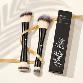 Pinceaux de maquillage DUcare sur un fond neutre