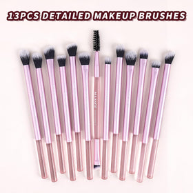Pinceaux de maquillage MAANGE disposés sur une table
