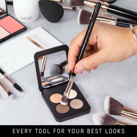 Pinceaux de maquillage Niré en utilisation sur modèle