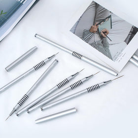 Pinceaux de nail art Komall sur un fond de table de manucure