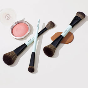 Pinceaux maquillage Jessup en utilisation avec du maquillage