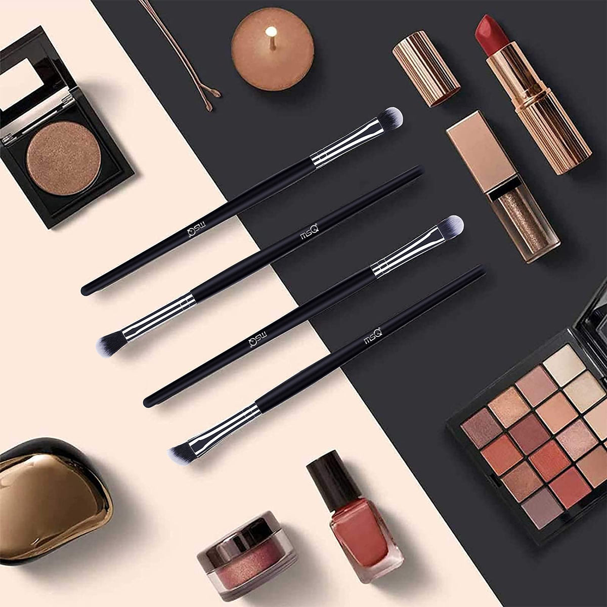 Pinceaux MSQ disposés sur une surface de maquillage