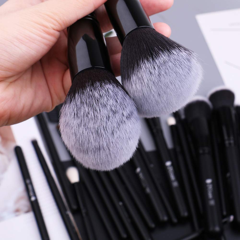 Pinceaux pour le visage de l'ensemble DUcare sur fond blanc