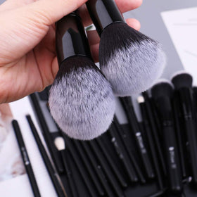 Pinceaux pour le visage de l'ensemble DUcare sur fond blanc