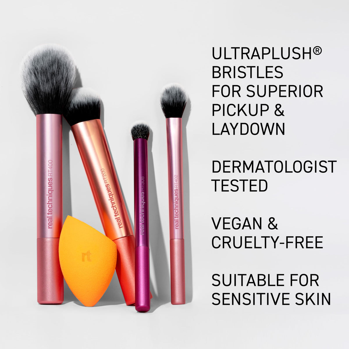 Pinceaux Real Techniques sur une table de maquillage