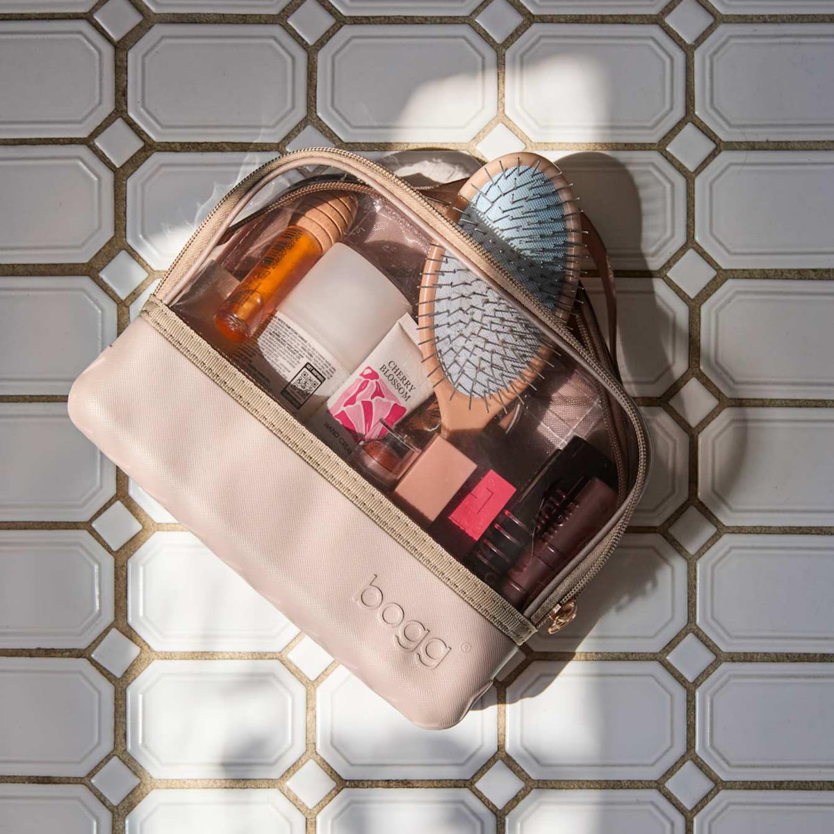 Poche Organisateur BOGG BAG présentée sur une table avec des produits de beauté