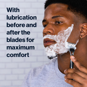 Poignée ergonomique du rasoir Gillette SkinGuard, vue latérale