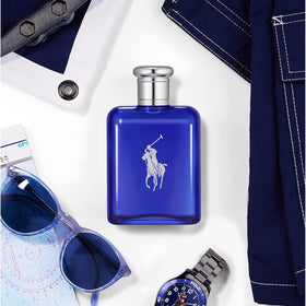 Polo Blue Eau de Toilette sur une table en bois, ambiance marine