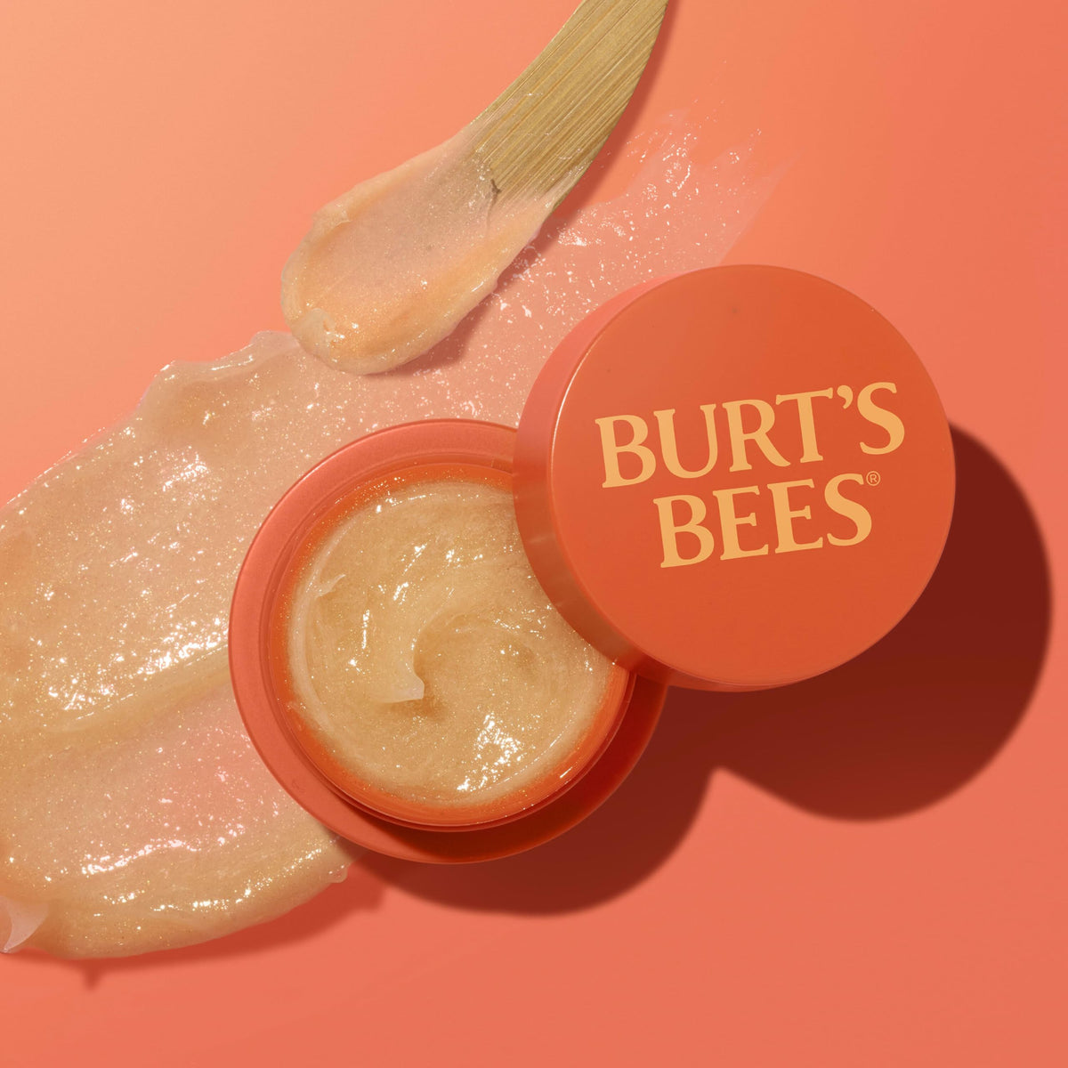 Pot de masque de nuit Burt's Bees à côté de fruits frais
