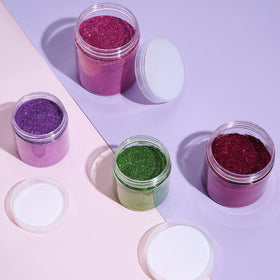 Pots en plastique alignés sur une étagère