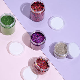 Pots en plastique avec couvercles, étiquettes et spatules incluses