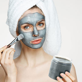 Pots en plastique remplis de produits de beauté
