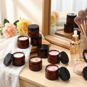 Pots Patelai en plastique amber, affichés avec des ingrédients cosmétiques