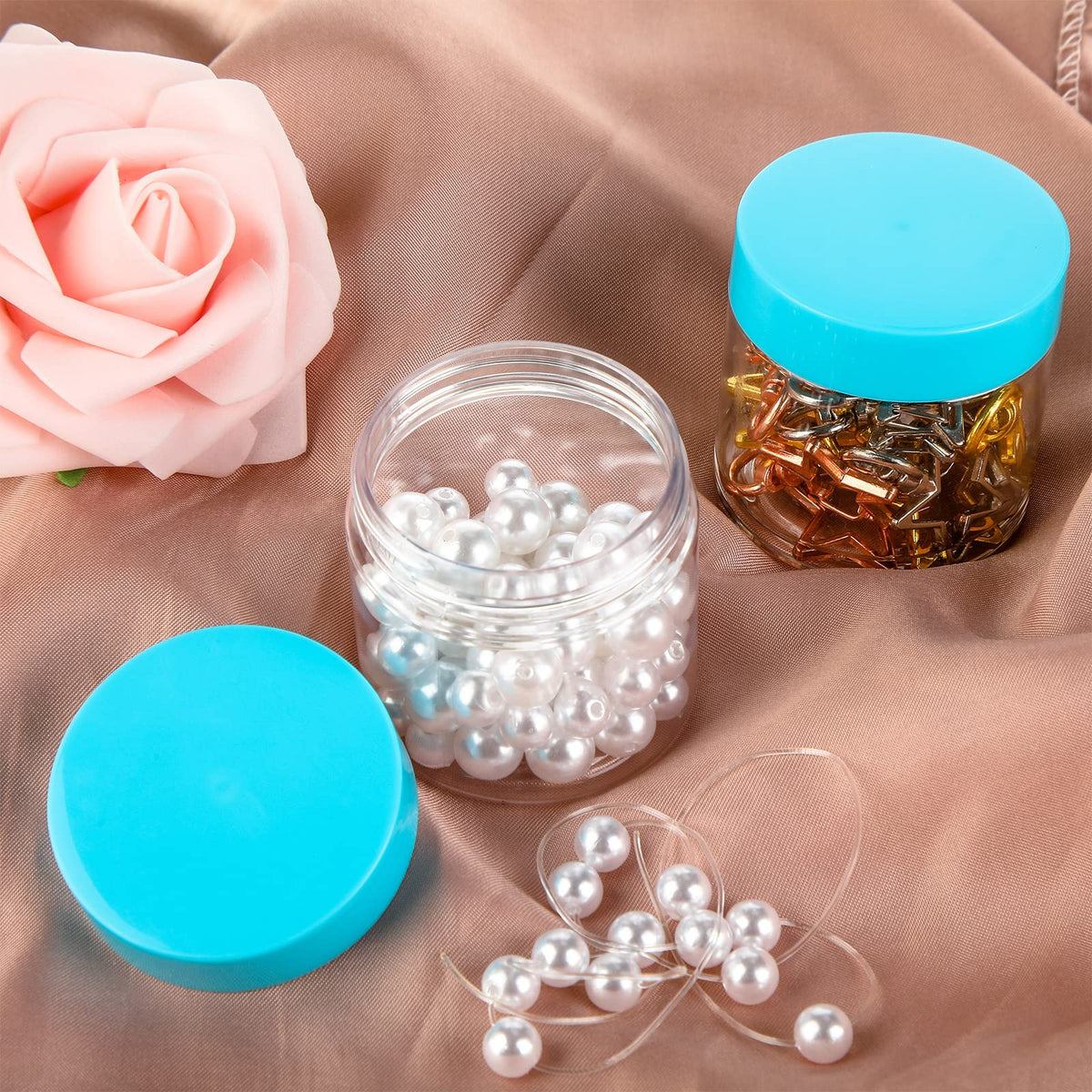 Pots Patelai sur un bureau avec des accessoires de beauté