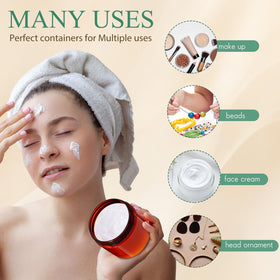 Pots Patelai sur une table avec des produits de beauté