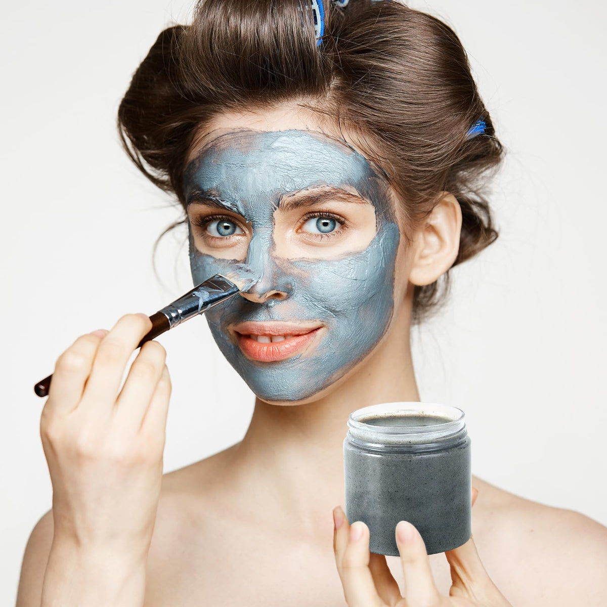 Pots plastiques 4 oz avec divers produits de beauté à l'intérieur