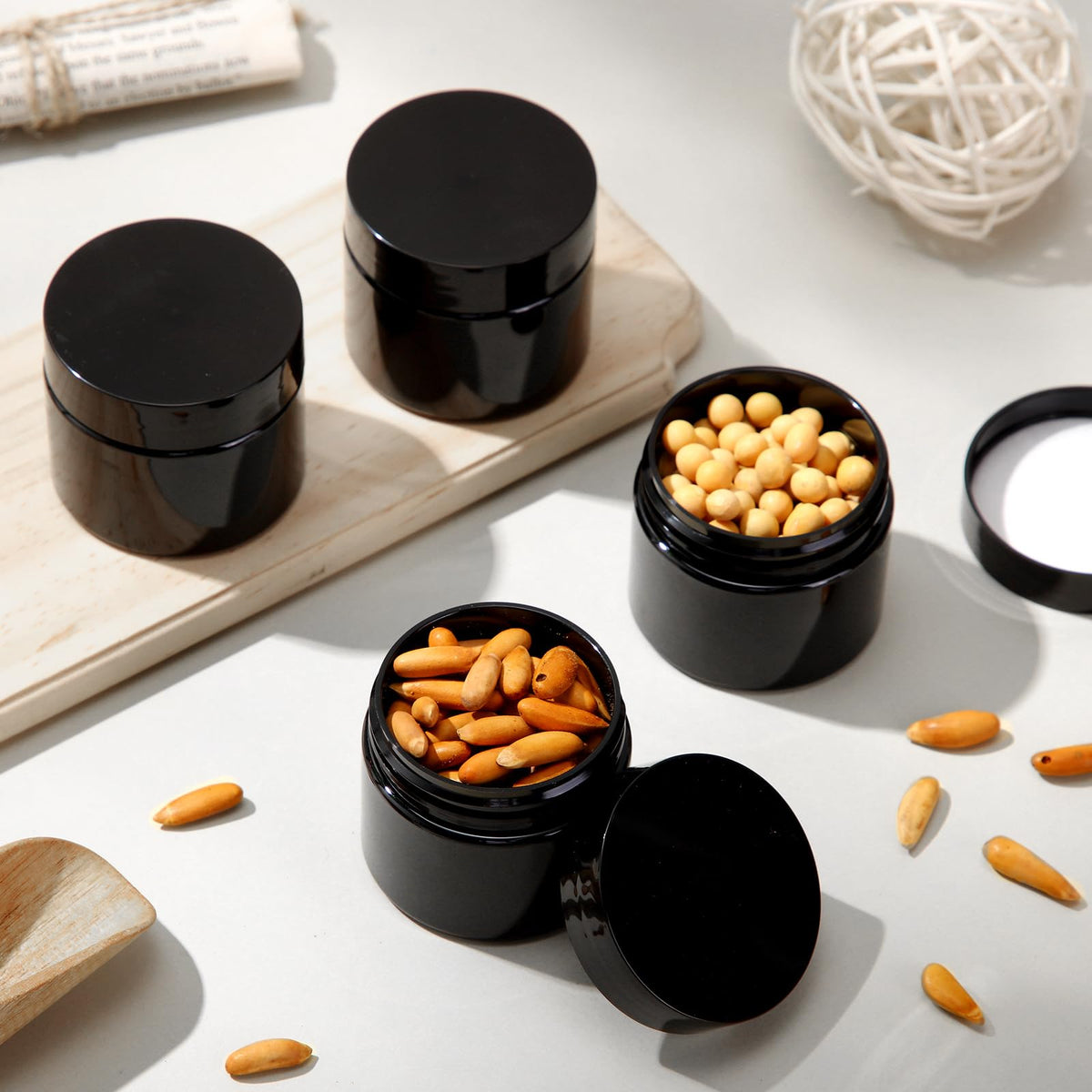 Pots ronds en plastique Patelai avec étiquette de capacité de 2 oz