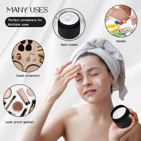 Pots ronds Patelai en plastique avec différents produits de beauté