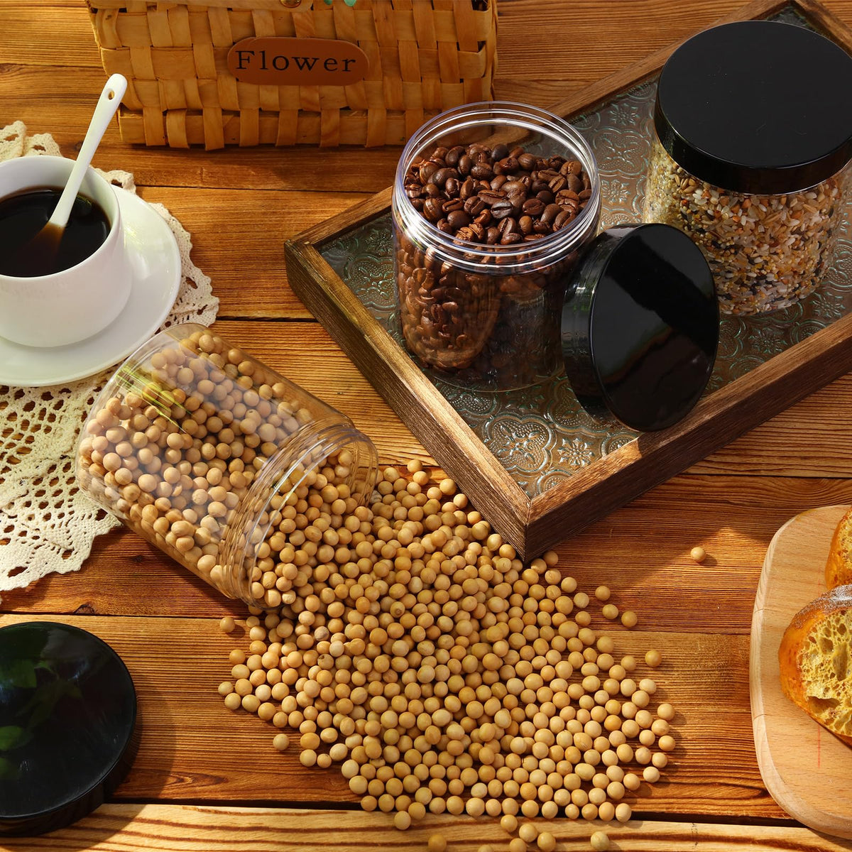 Pots ronds Patelai sur une table avec des échantillons de produits de beauté