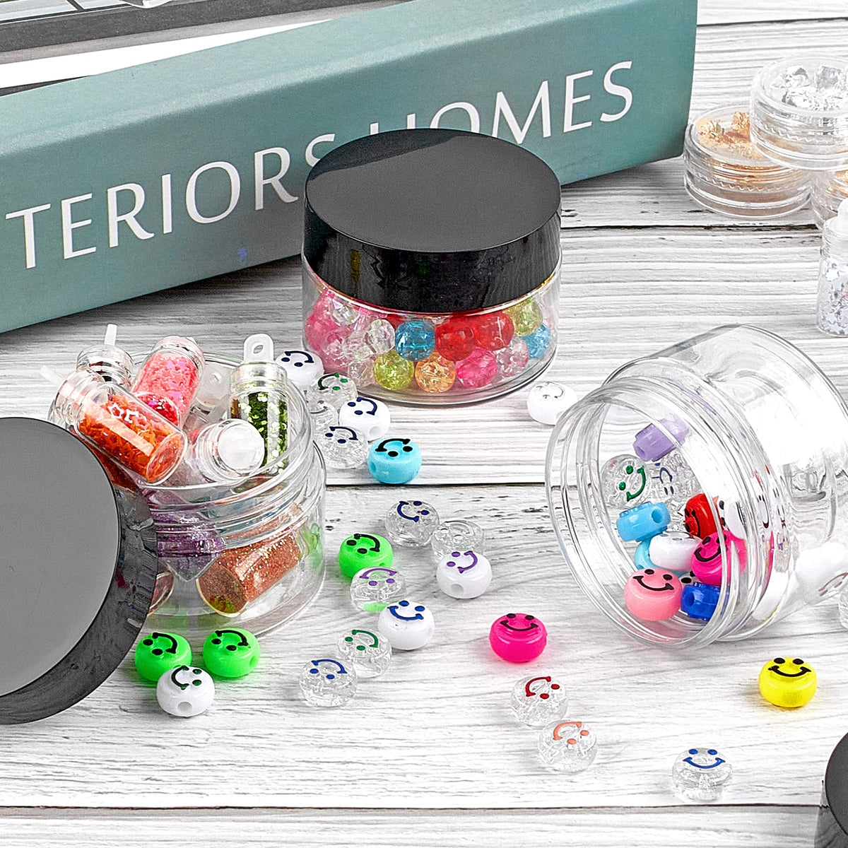 Pots TUZAZO sur une table de maquillage avec divers produits cosmétiques