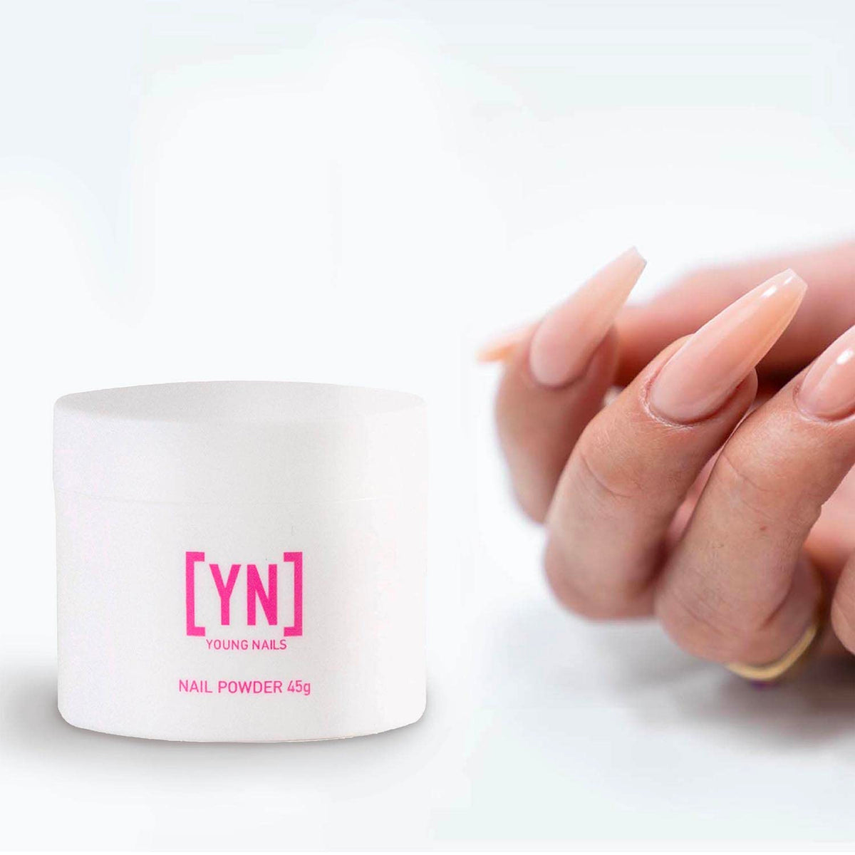 Poudre acrylique Young Nails dans un environnement de manucure