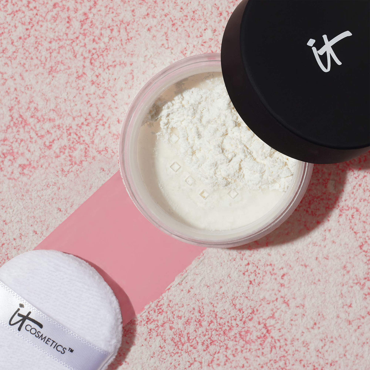 Poudre Bye Bye Pores avec autres produits de beauté en arrière-plan