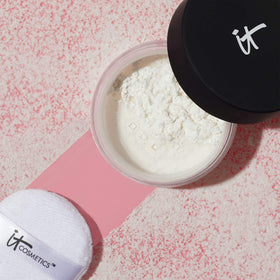 Poudre Bye Bye Pores avec autres produits de beauté en arrière-plan