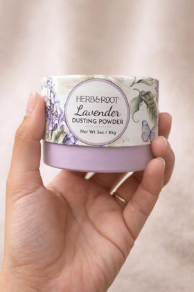 Poudre de lavande Herb & Root sur une étagère de salle de bain