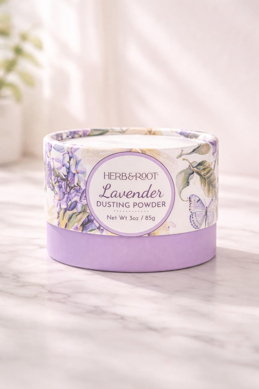 Poudre de lavande sur une main avec un fond naturel