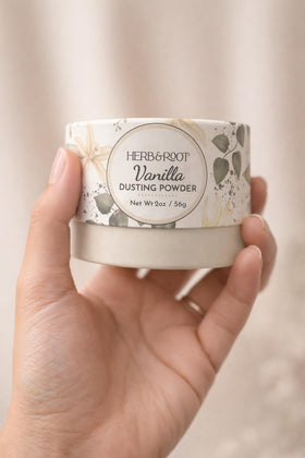 Poudre de vanille Herb & Root à côté d'autres produits de soin