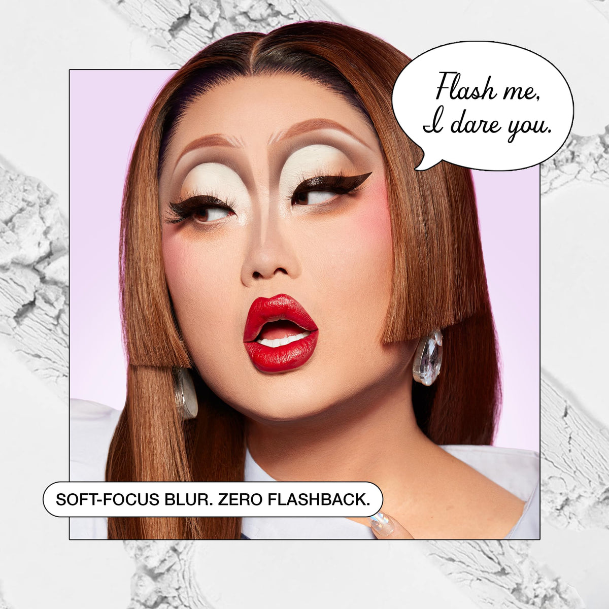 Poudre fixante blanche Kimchi Chic sur une peau avec un fond de teint