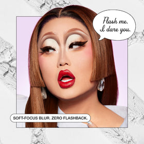 Poudre fixante blanche Kimchi Chic sur une peau avec un fond de teint