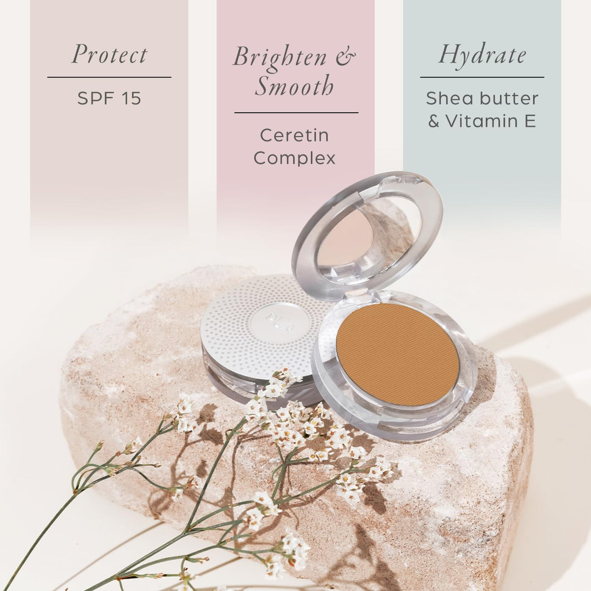 Poudre Fond de Teint Minéral Pressée PÜR à côté d'autres produits de maquillage