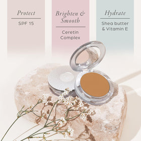 Poudre Fond de Teint Minéral Pressée PÜR à côté d'autres produits de maquillage