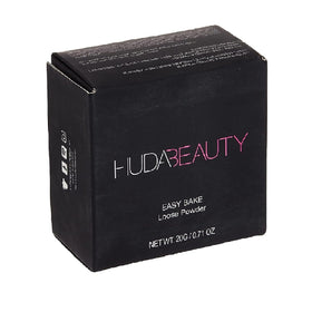Poudre H.U.D.A BEAUTY Easy Bake mise en scène avec d'autres produits de maquillage