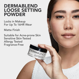 Poudre Libre Fixante Dermablend sur une table de maquillage